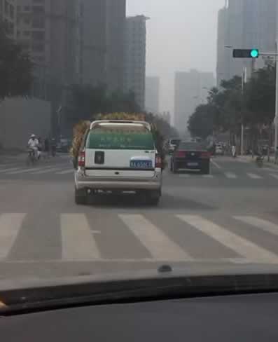 一個(gè)拉風(fēng)的綠色車 一個(gè)拉風(fēng)的綠色車